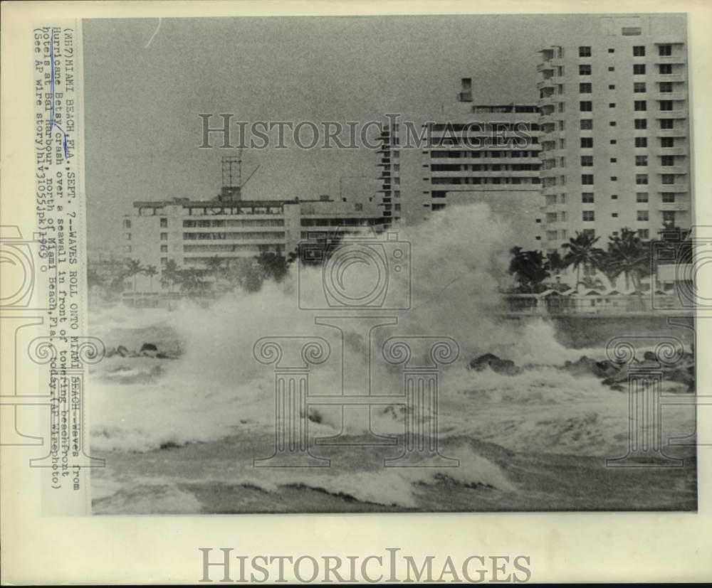1965 Press Photo Hurricane Betsy waves crash onto beach north of Miami, Florida