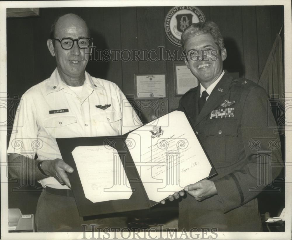 1972 Press Photo Colonel Gardner and General W.G. Hathaway of Airlift Wing