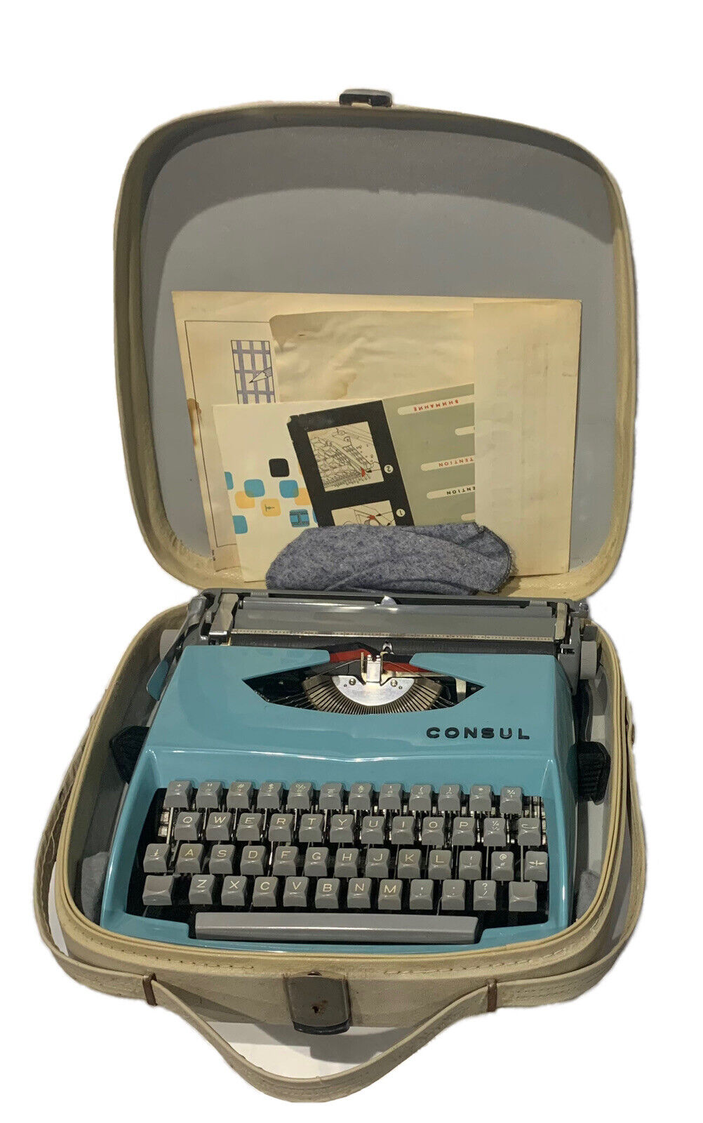Vintage 1960\'s CONSUL 231.2 Portable Typewriter & Leather Carrying Case. 