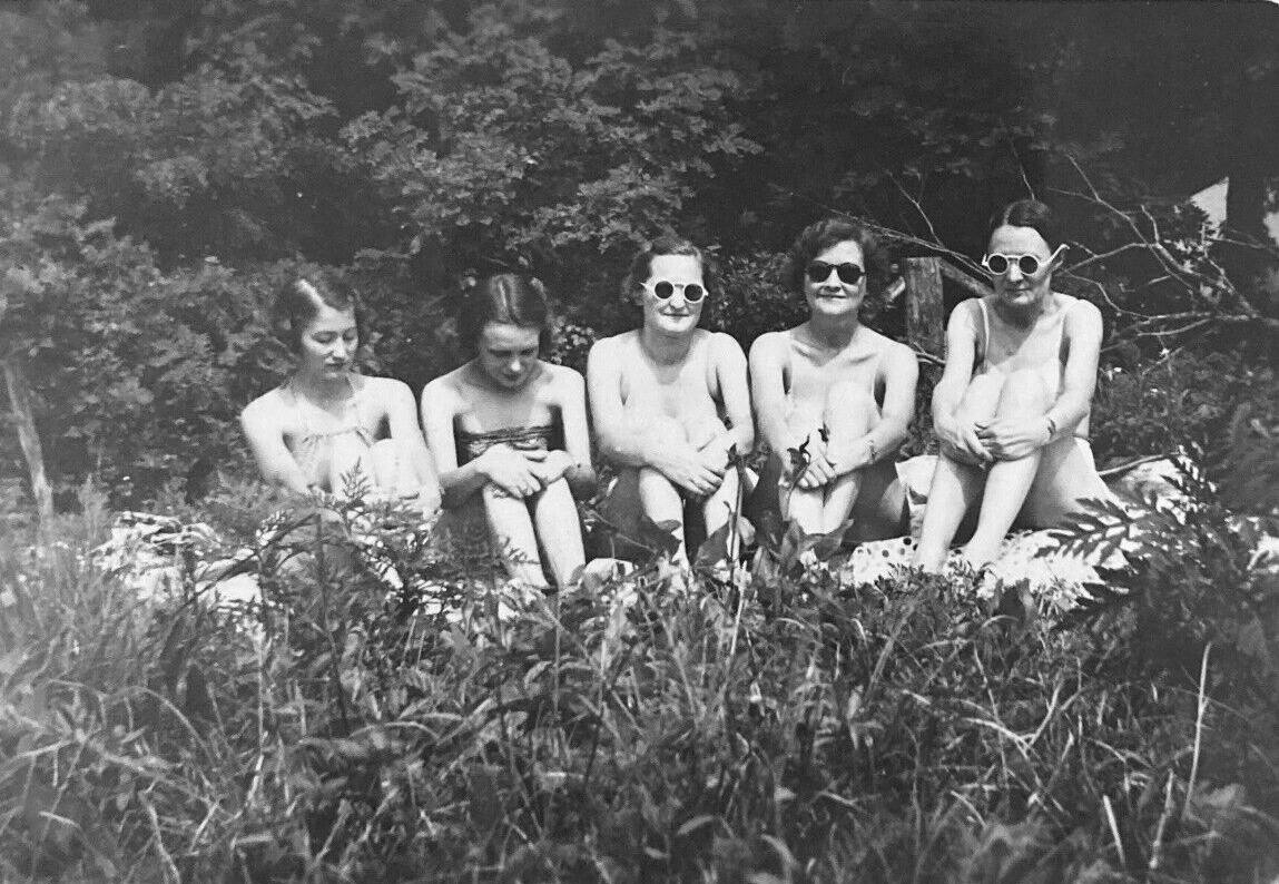 Vintage 1930s Photo Group of Pretty Young Women Bikini Swimsuit Sitting in Field