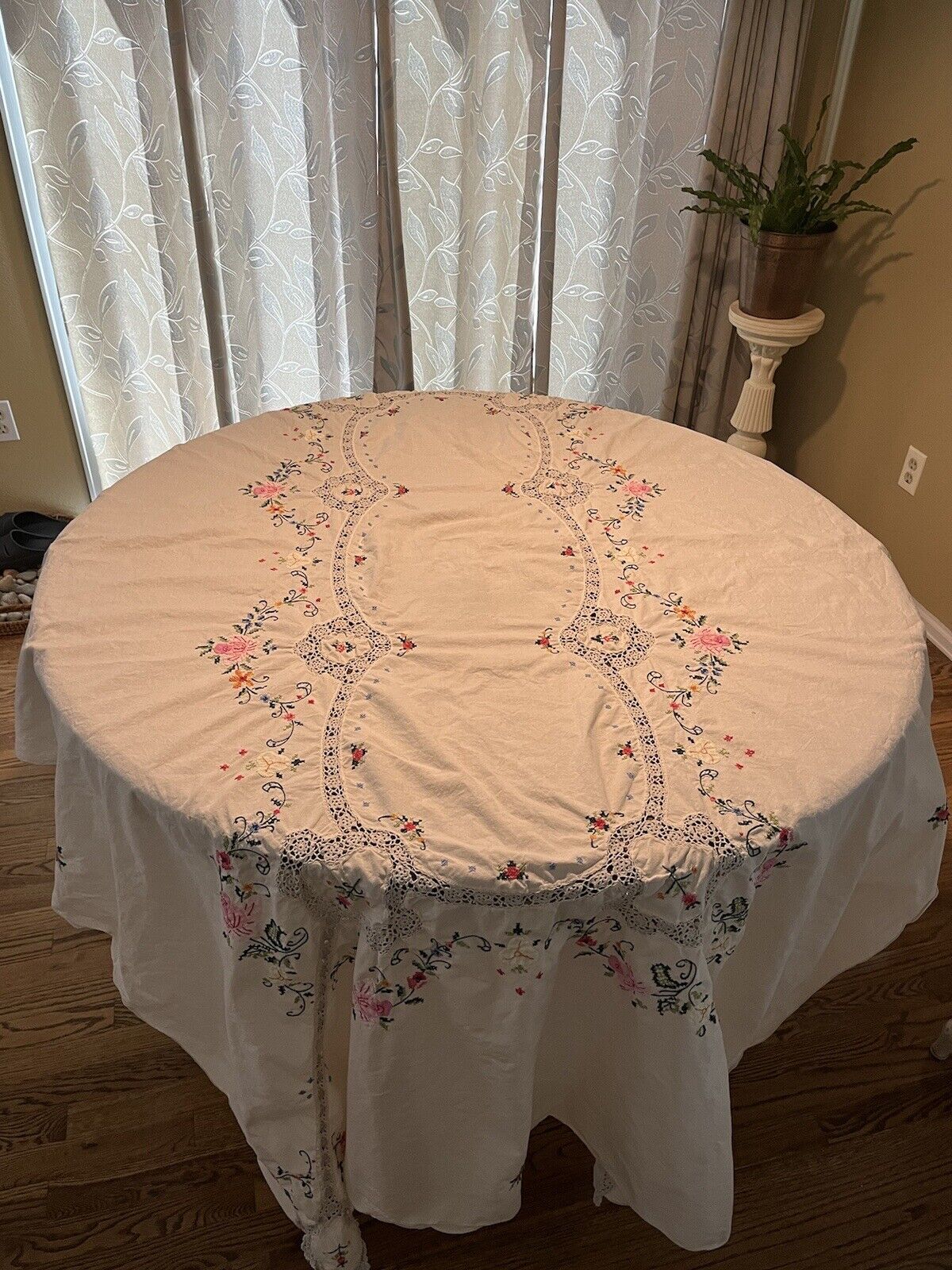 VTG Hand Embroidered Floral Crochet Lace Open Work Tablecloth 92\