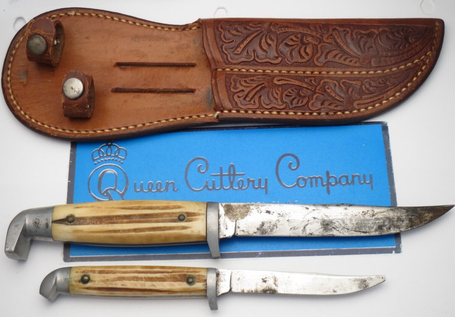 Antique 1950\'s Era Queen Cutlery #80 Fixed Blade Hunting Knives - Two-Knife Set