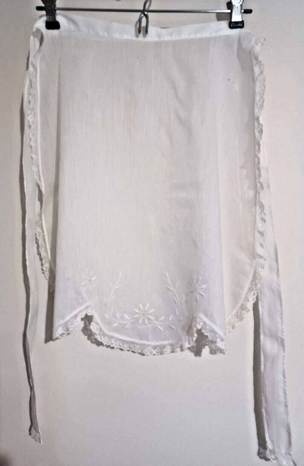 VINTAGE WHITE HOSTESS HALF APRON w/ EMBROIDERED DAISIES AND LACE TRIM