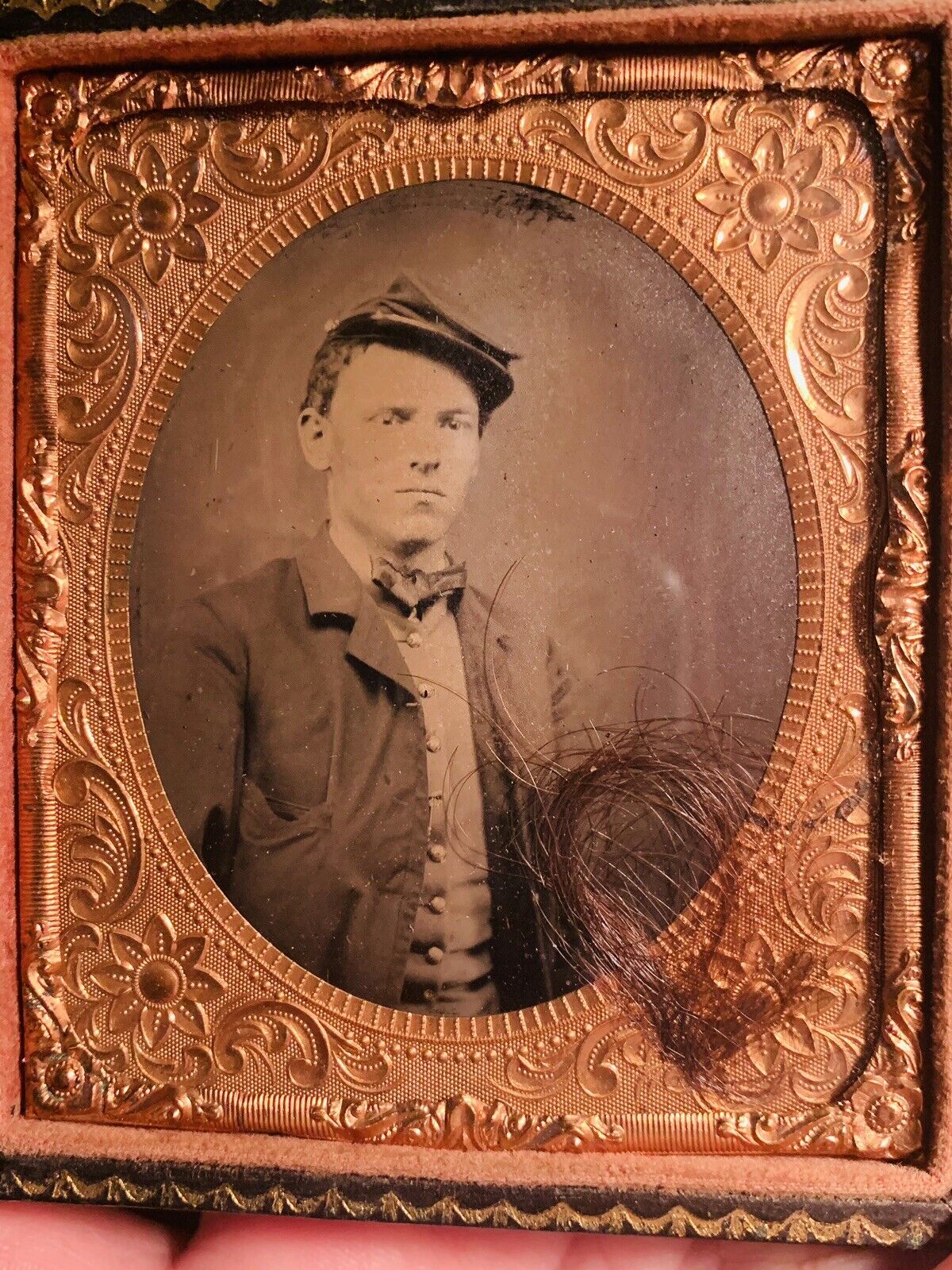 CIVIL WAR UNION SOLDIER RECRUIT 1/6 PLATE TINTYPE WITH LOCK OF HAIR MEMENTO
