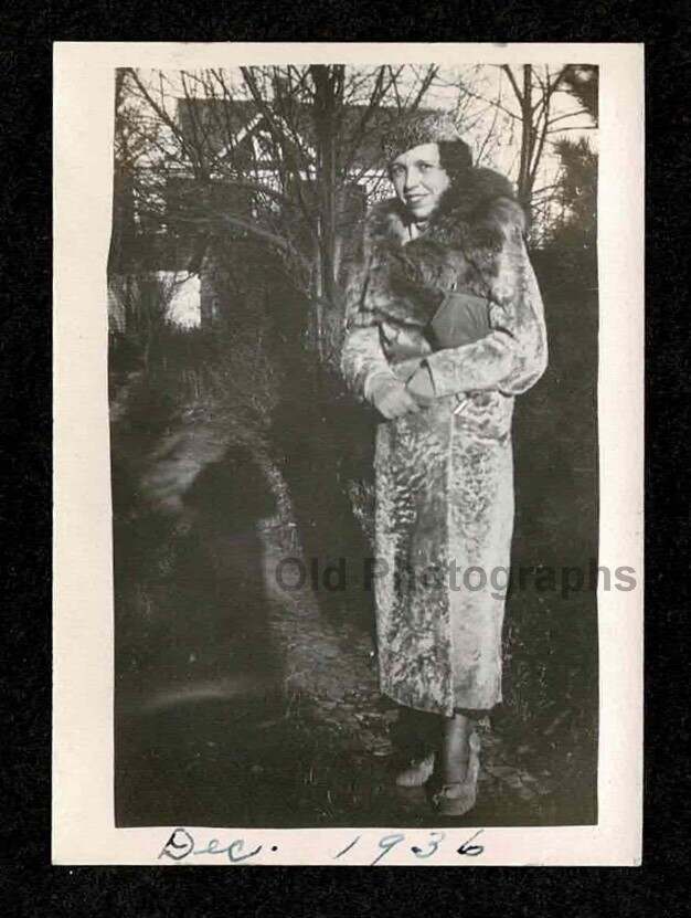 1936 FANCY COLD WOMAN FUR OVERCOAT HAT GLOVES PURSE OLD/VINTAGE SNAPSHOT- I801