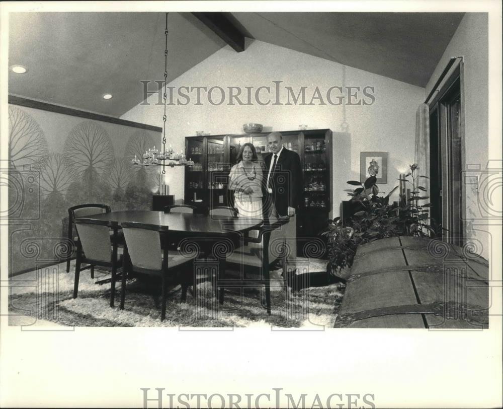 1986 Press Photo Jean and Hans Hansen in dining room at their Wind Point home-WI