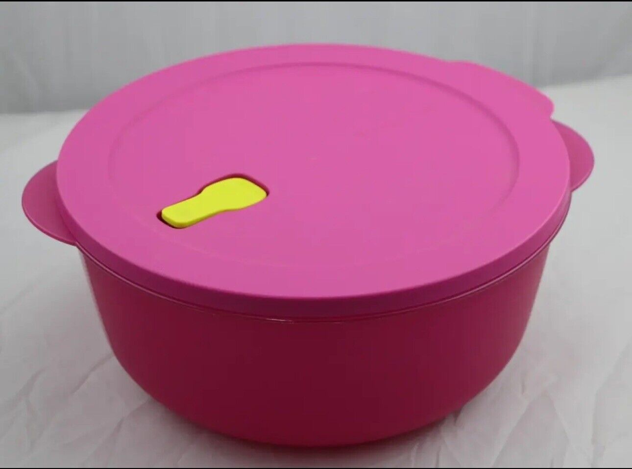 New Tupperware Crystalwave 4 qt BPA Free Microwave Safe Container & Seal Pink