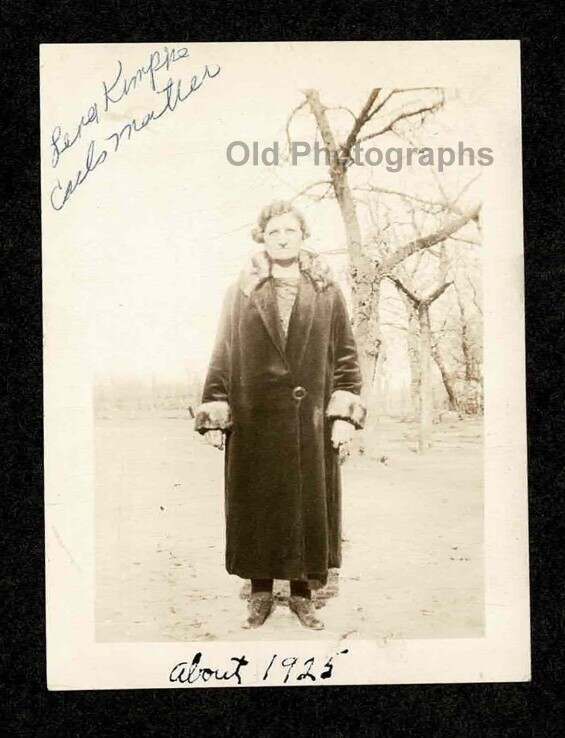 1925 FLAPPER ERA TOUGH OLDER LADY FUR TRIMMED COAT OLD/VINTAGE PHOTO SNAPSHOT- K
