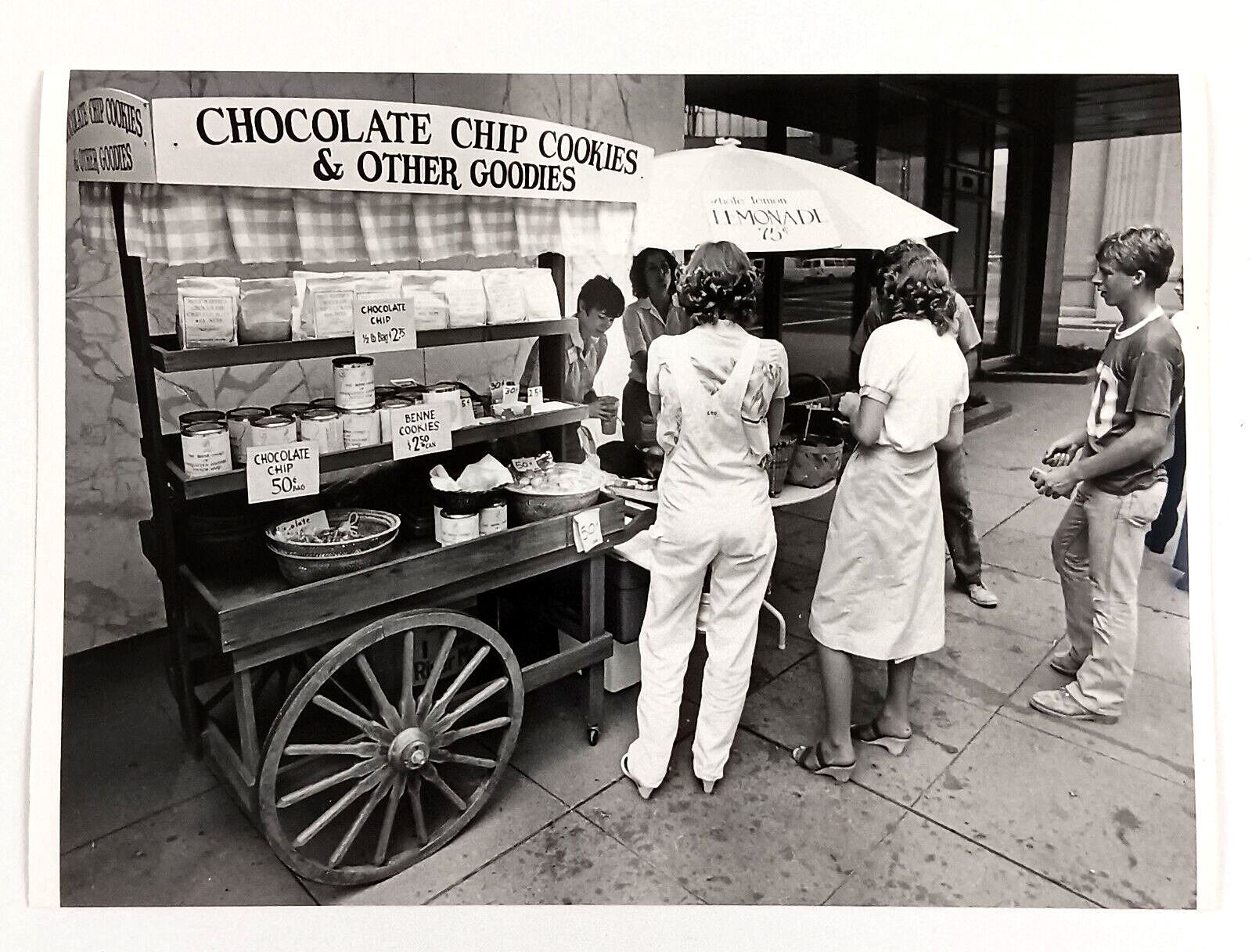 1981 Charlotte NC Downtown Street Vendor Cookie Cart Lemonade VTG Press Photo