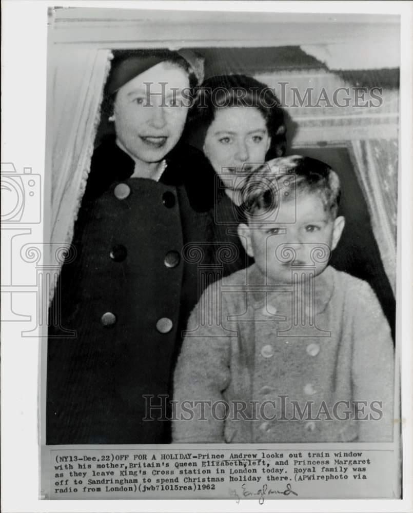 1962 Press Photo Queen Elizabeth and family look out train window in London.