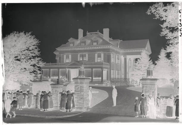 shot of house which was scene of the Vanderbilt wedding and crowd - 1925 Photo