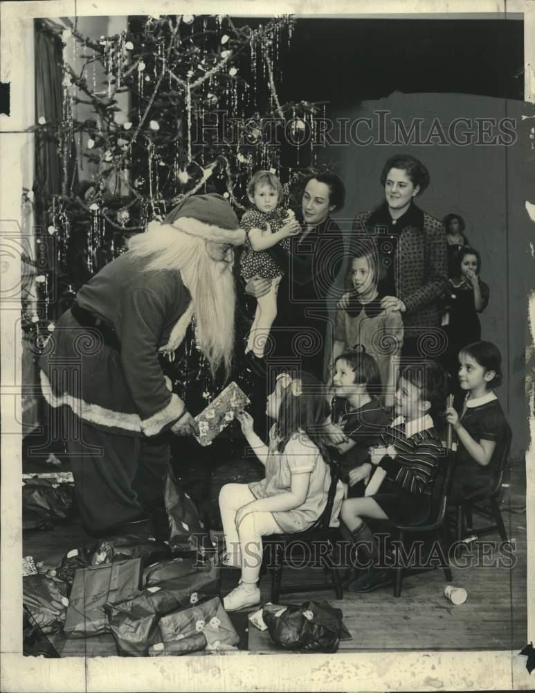 1938 Press Photo Mrs. Armin M. Schlesinger & others at a Christmas party