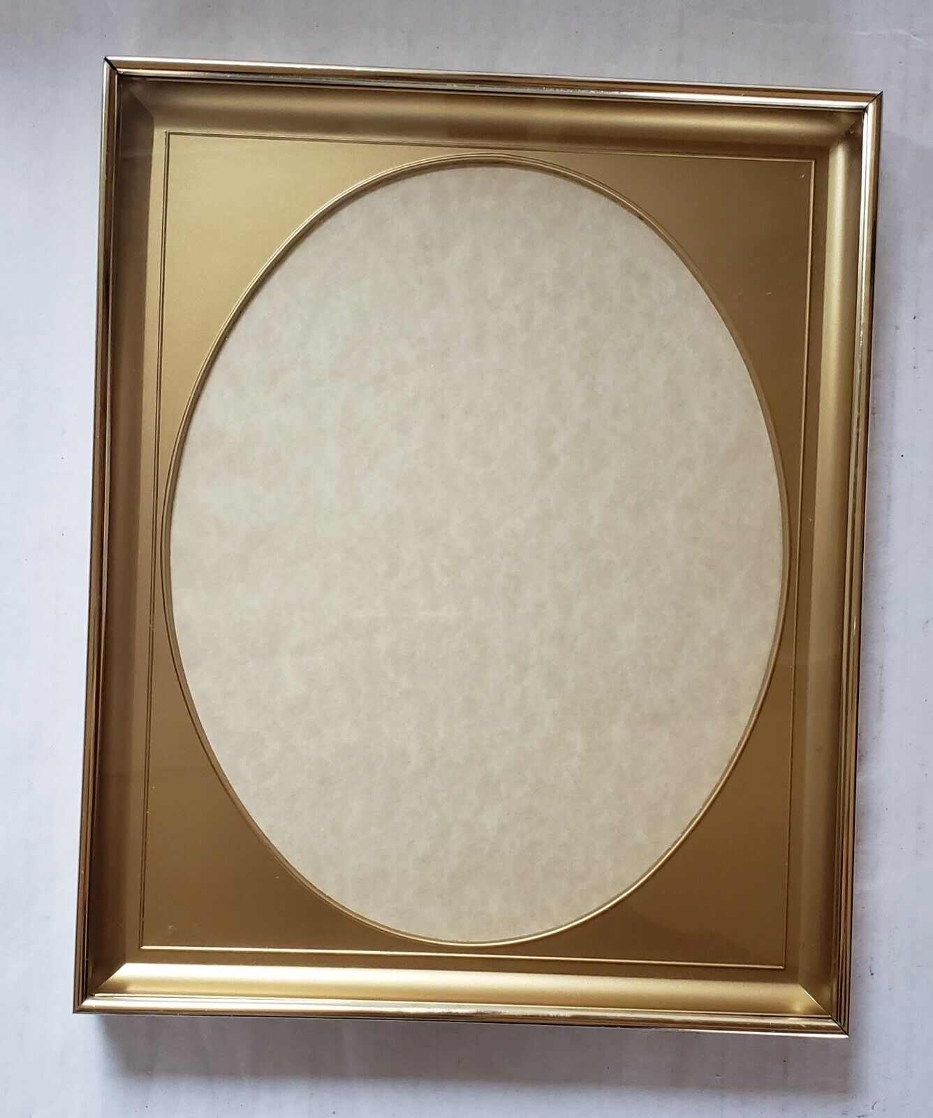 Vtg 8”x10” Gold Picture Frame Metal Oval Plastic Mat Shadowbox Tabletop or Wall