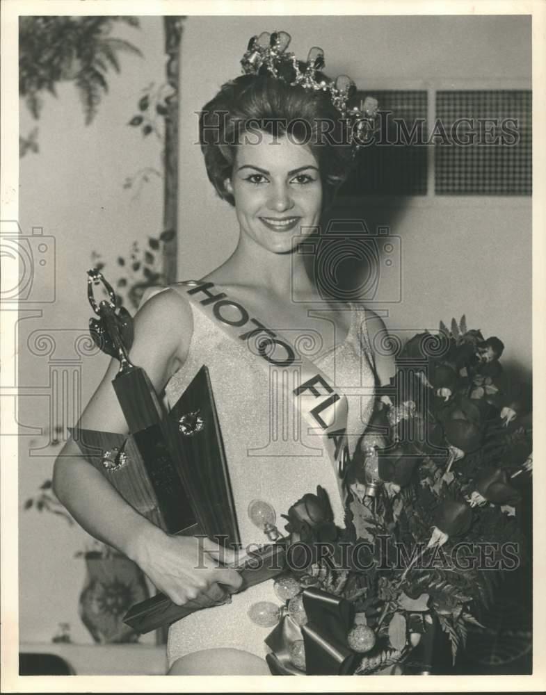 1961 Press Photo Wessie Marks wins Miss Photo Flash at Shamrock-Hilton hotel