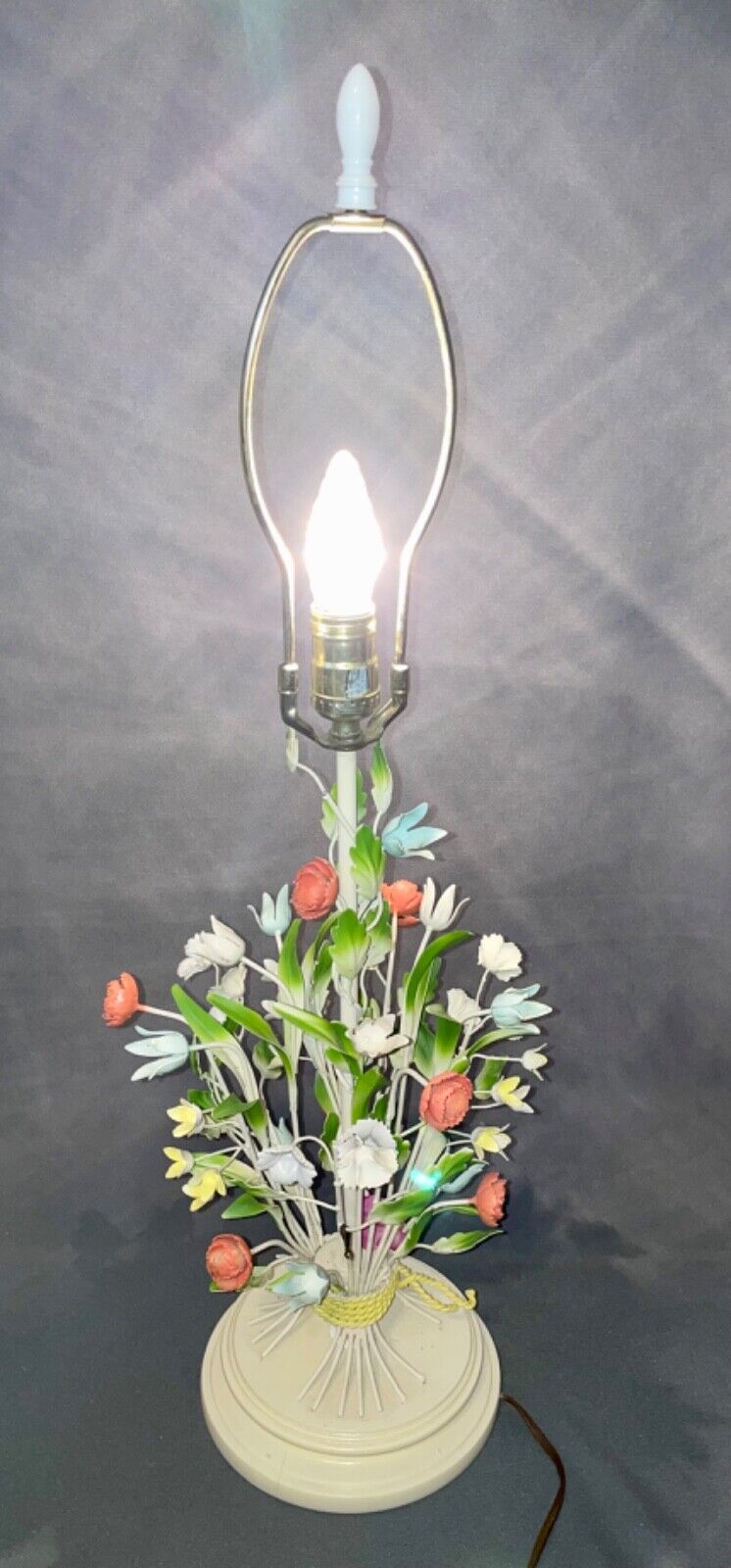 Vintage Hollywood Regency Tole 30.25“ Tall Tulip Flowers Metal lamp Italy MCM