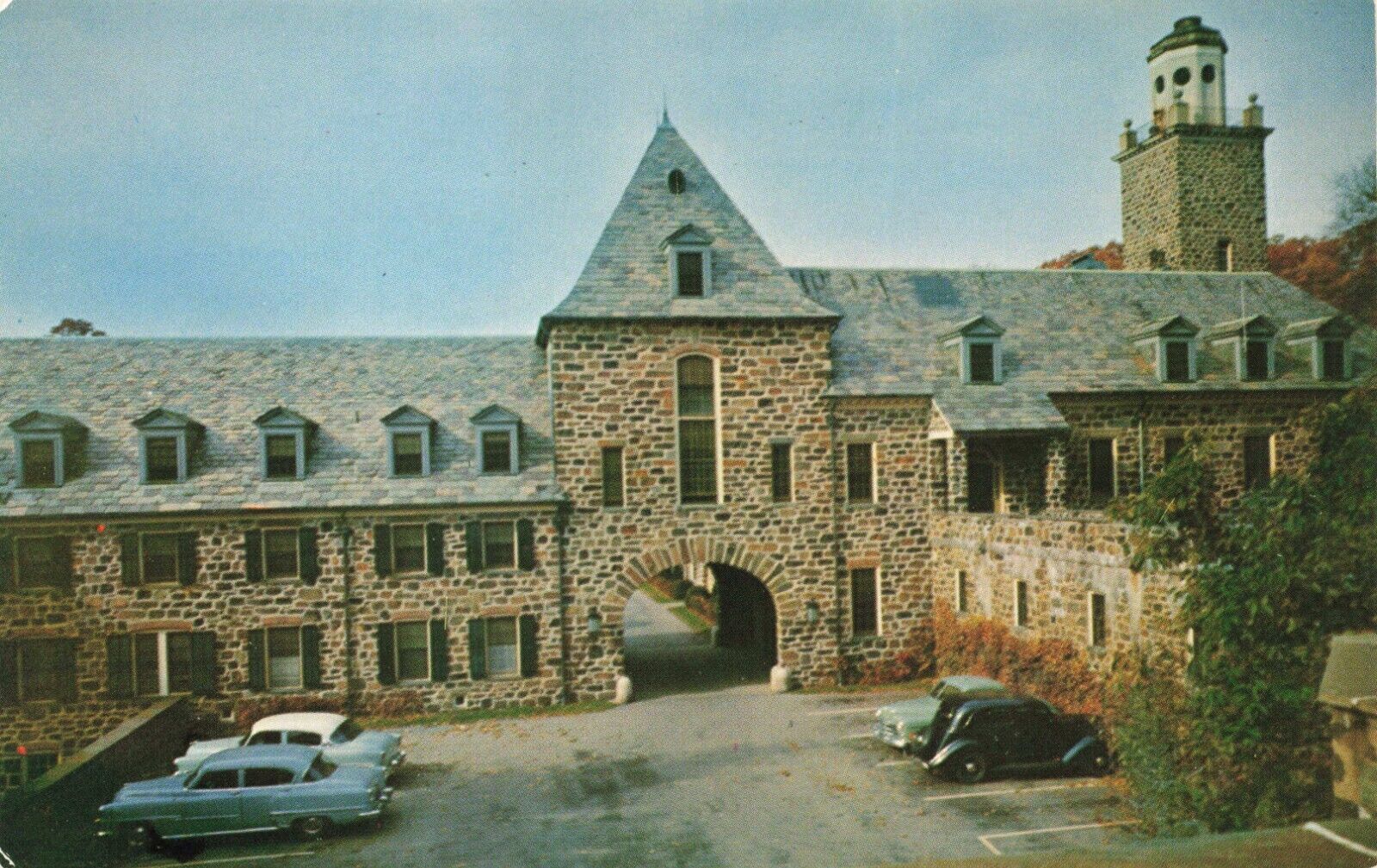 Postcard NY Oscawana Valeria Home Courtyard Putnam Valley Cars Closed in 1973