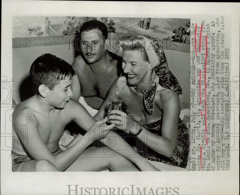 1955 Press Photo Swimmers Roberto Maddalena and Antonio Abertondo with agent