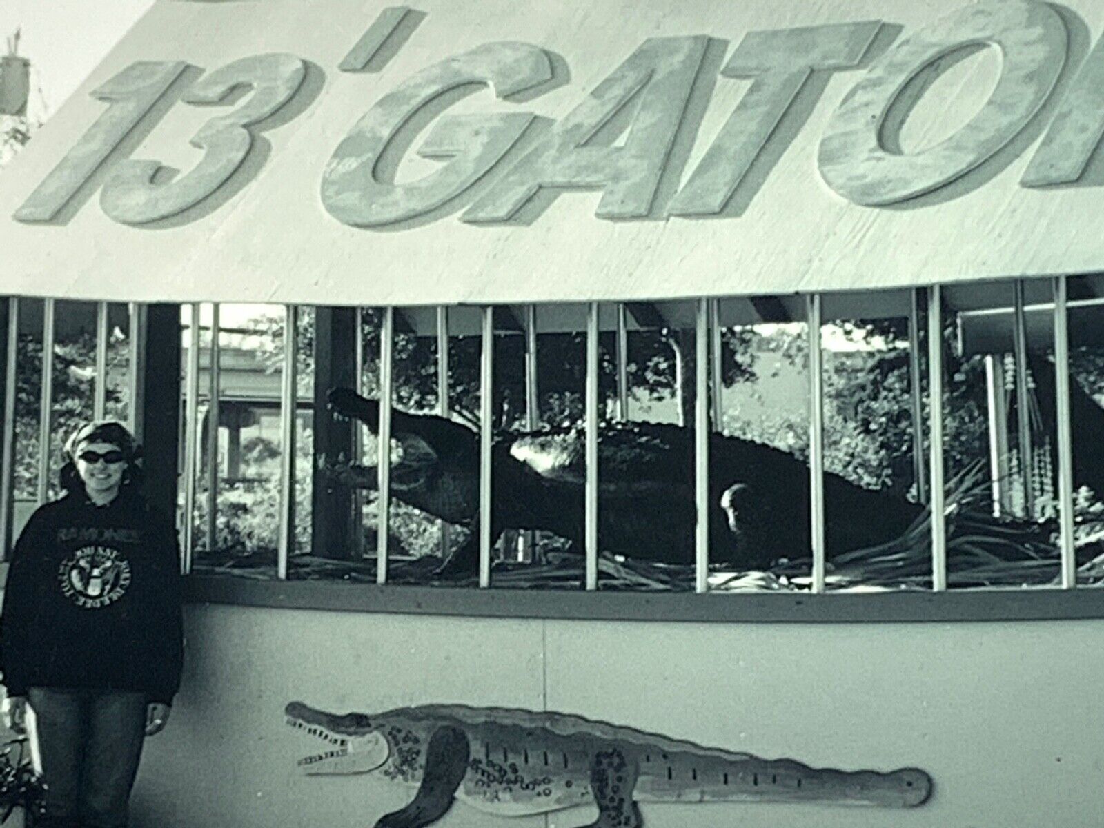 (Ac) FOUND PHOTO Photograph Snapshot Artistic Woman Posing With 13\' Gator B&W