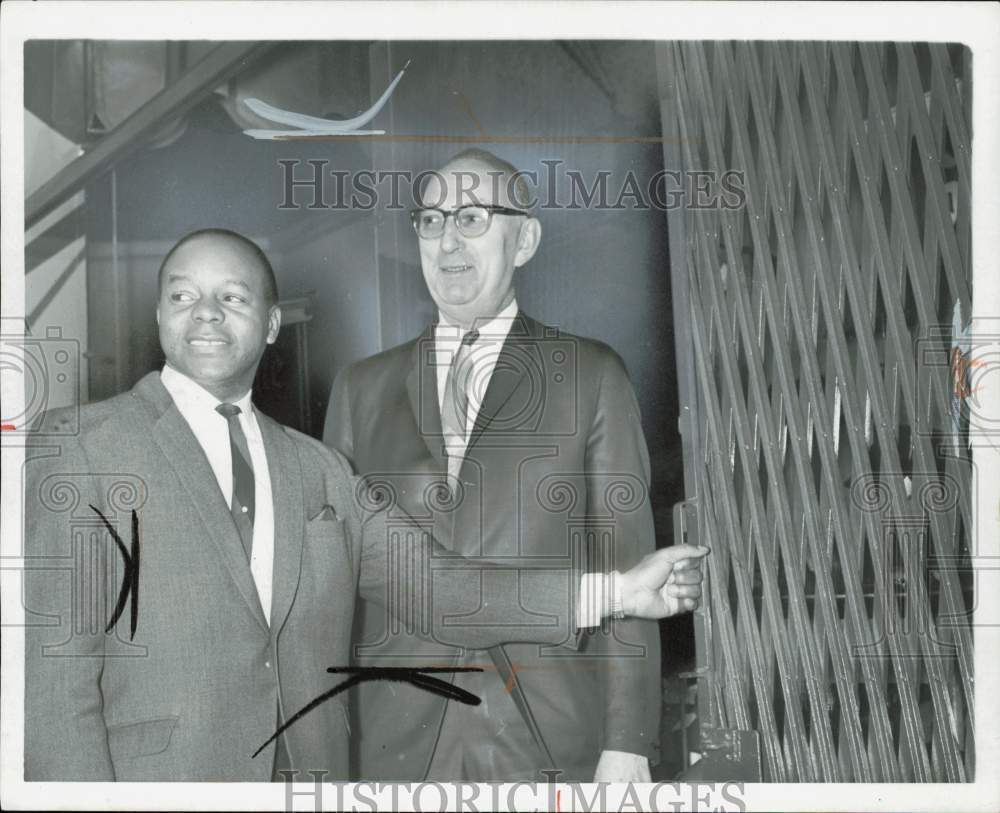 1966 Press Photo Rufus Ellison and Sam Schreibman of Louie The Hatter in Detroit