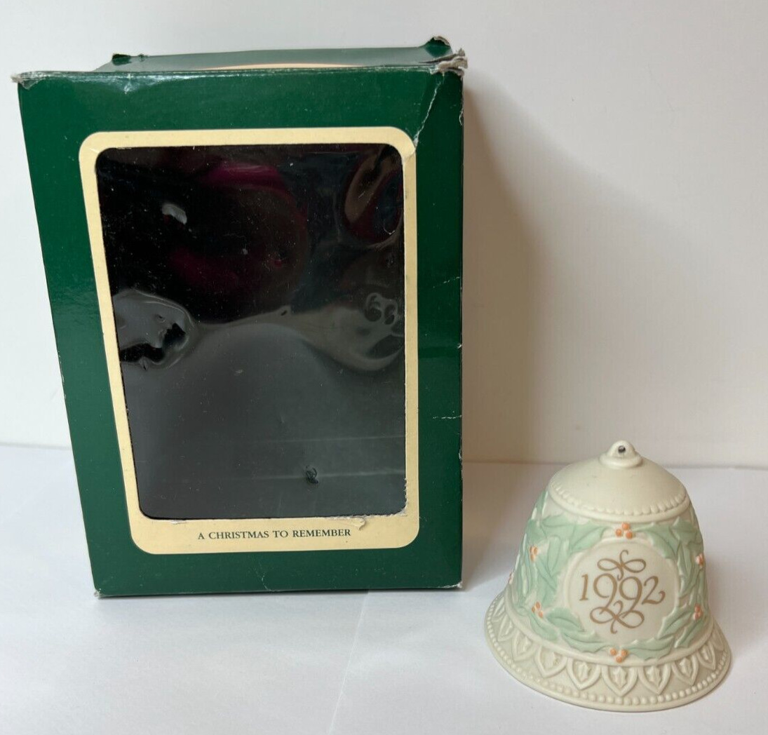 1992 Carlton Cards Heirloom Collection A Christmas To Remember  Bell Ornament