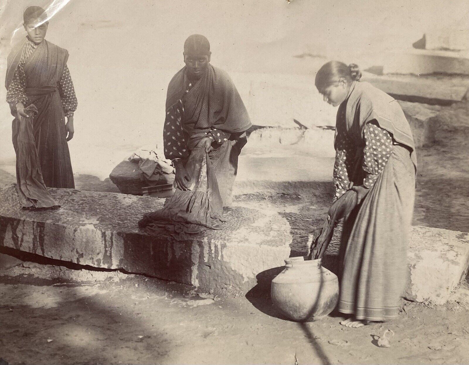 India Girls Washing Clothes Early 1900\'s Antique Original Photo
