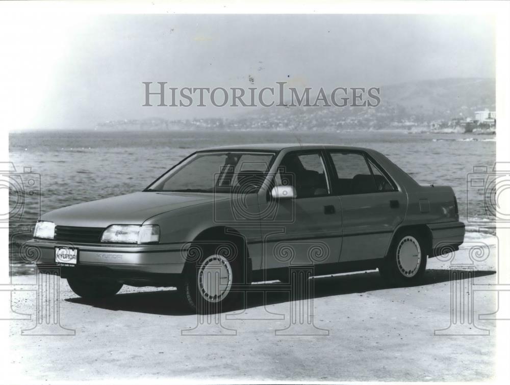 1989 Press Photo 1989 Hyundai Sonata sedan - mjx41058