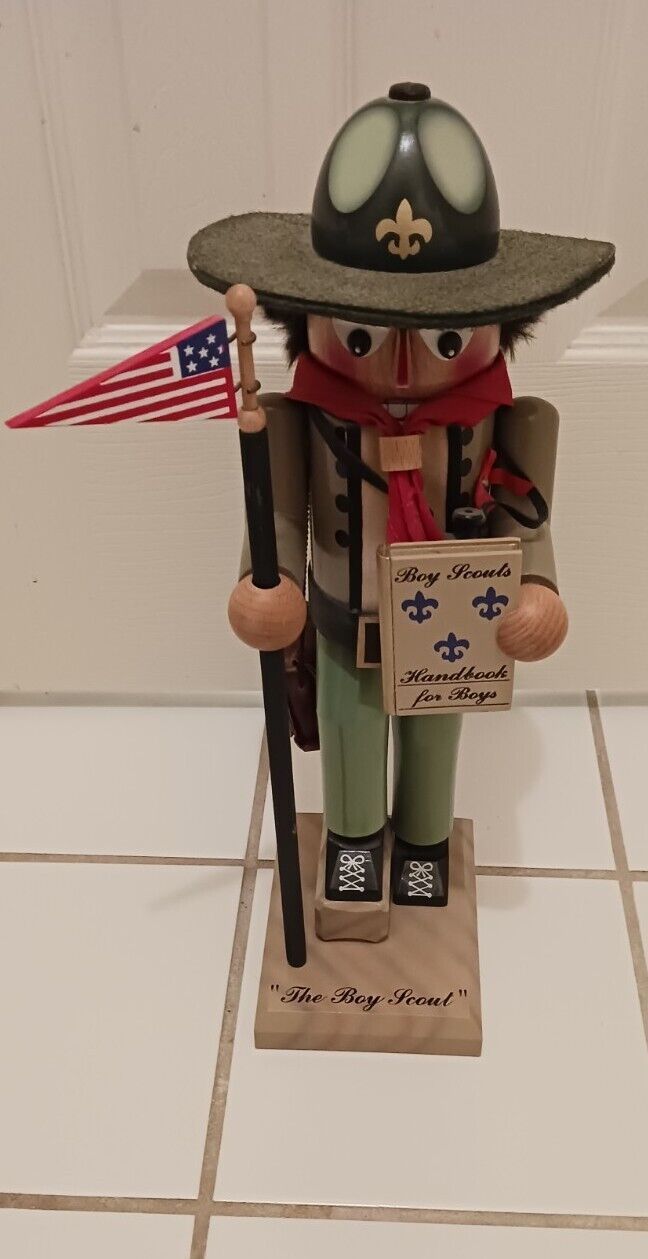 Large Steinbach Nutcracker International Boy Scout - Flag - 16