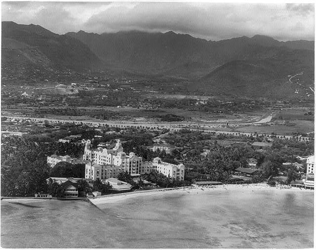 Waikiki Beach,Honolulu,Hawaii,HI,Royal Hawaiian Hotel,Mountains,1930-1940