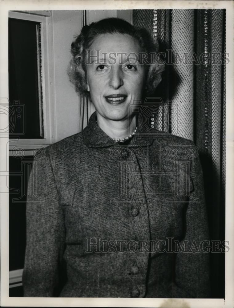 1953 Press Photo New York Mrs. John C. Hopp arrives on SS United States in NYC
