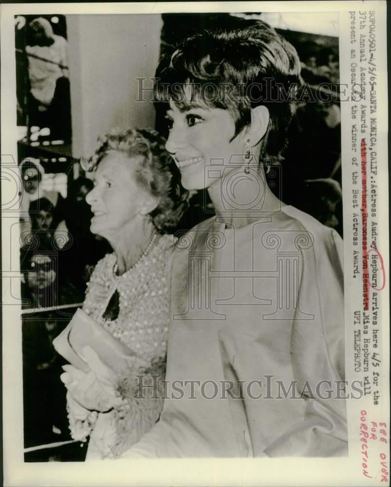 1965 Press Photo Audrey Hepburn & mother Baroness Von Heenstra at Santa Monica