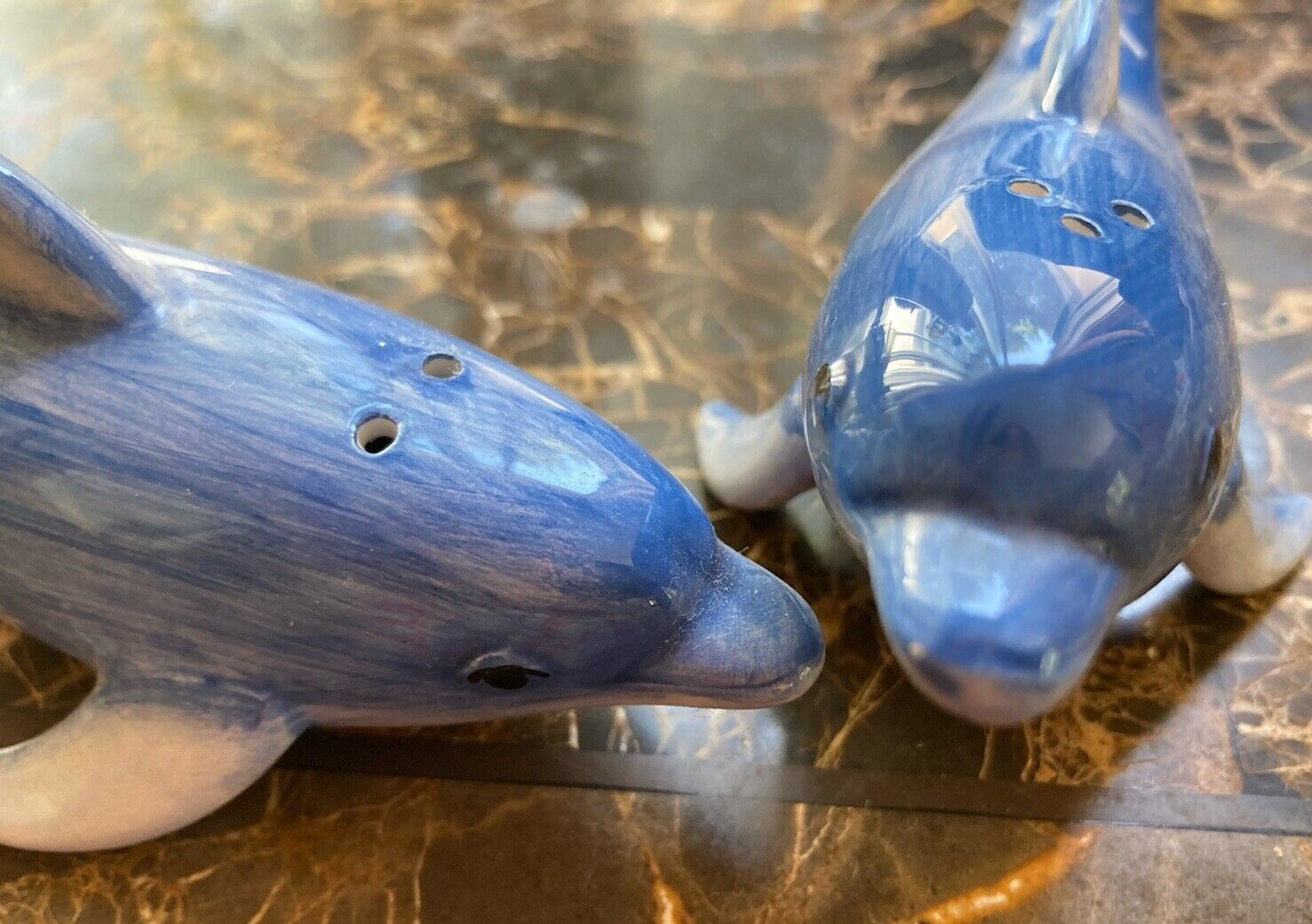 Beautiful vintage Wyland Studios Blue Dolphin\'s Salt and Pepper Shaker 3.5”