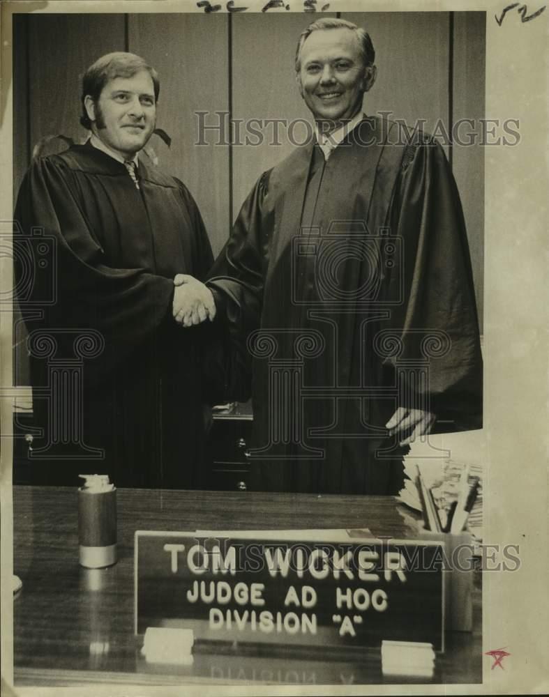 1971 Press Photo Judge Ad Hoc Jacob L. Karno shakes hands with Thomas C. Wicker