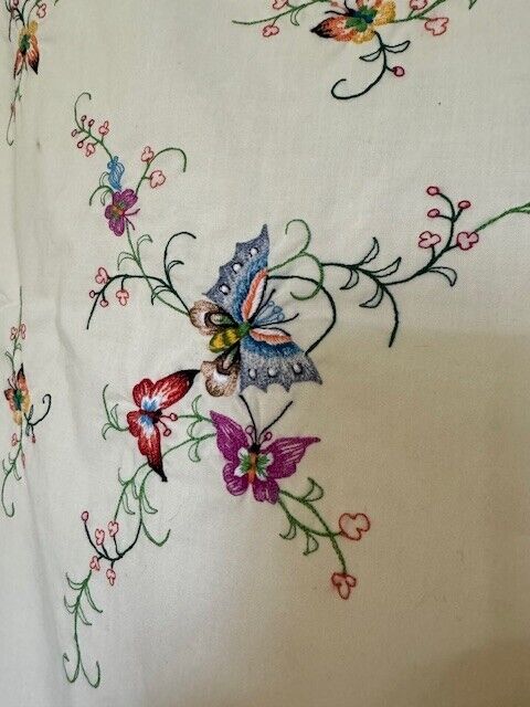 Vintage Embroidered Table Cloth 68\