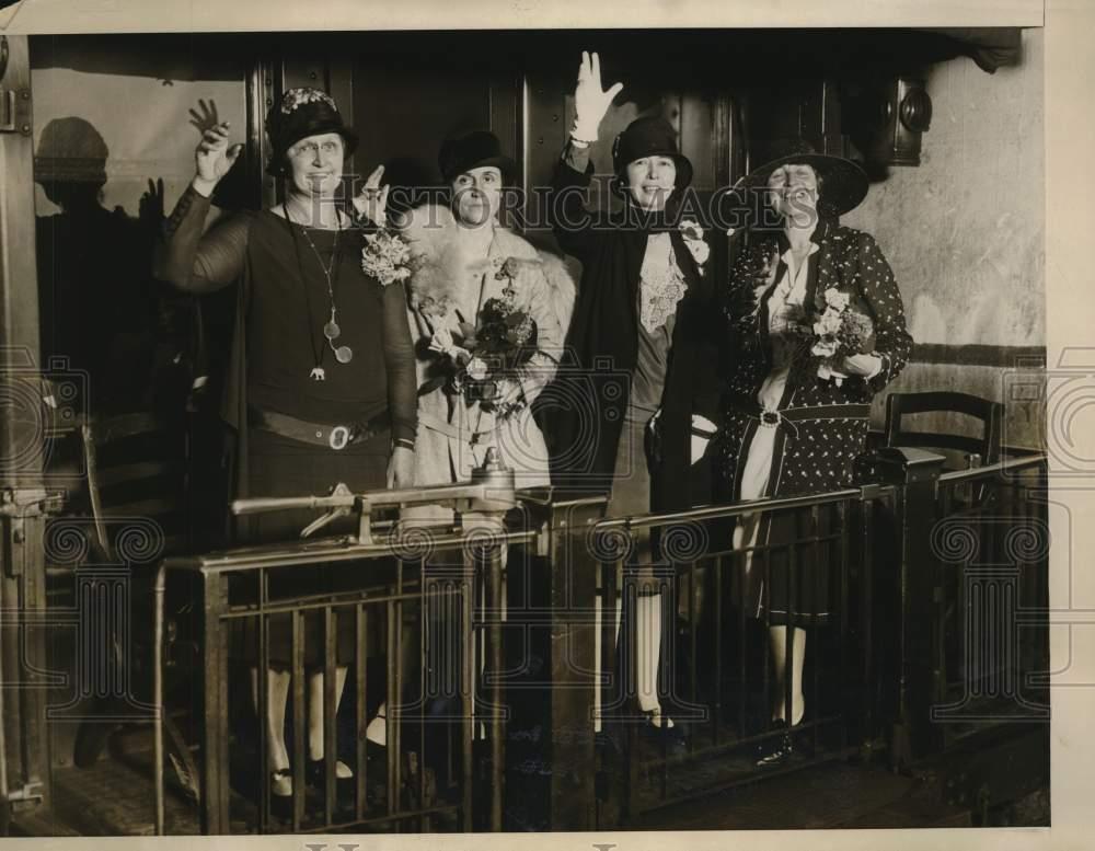 1928 Press Photo NY Republican Convention delegates leave Grand Central Station