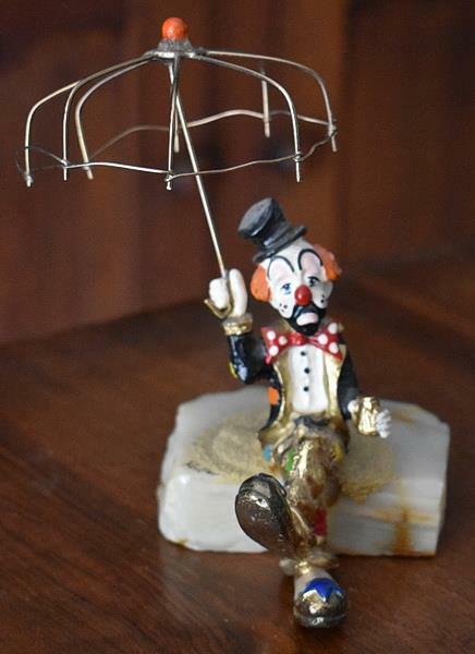CHARMING CIRCA 1989 SIGNED RON LEE CLOWN FIGURINE WITH WIRE ONLY UMBRELLA