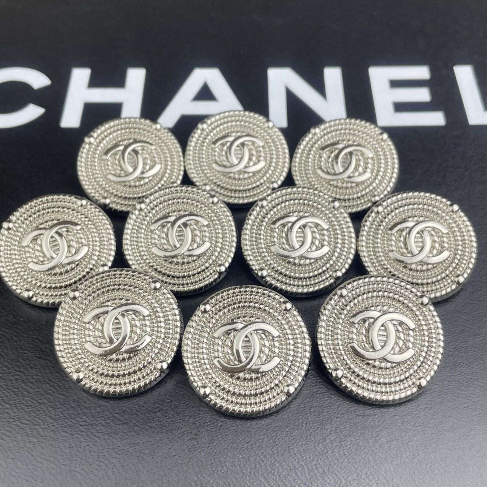10 CHANEL BUTTONS CC LOGO ROUND SILVER METAL 25MM VINTAGE