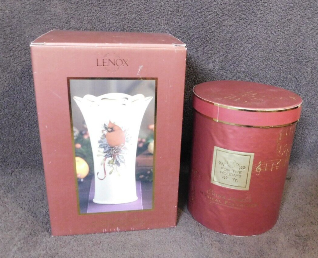 Lenox 2 Pieces Winter Greeting Cardinal Vase China Jewels Castle Music Box w/Box