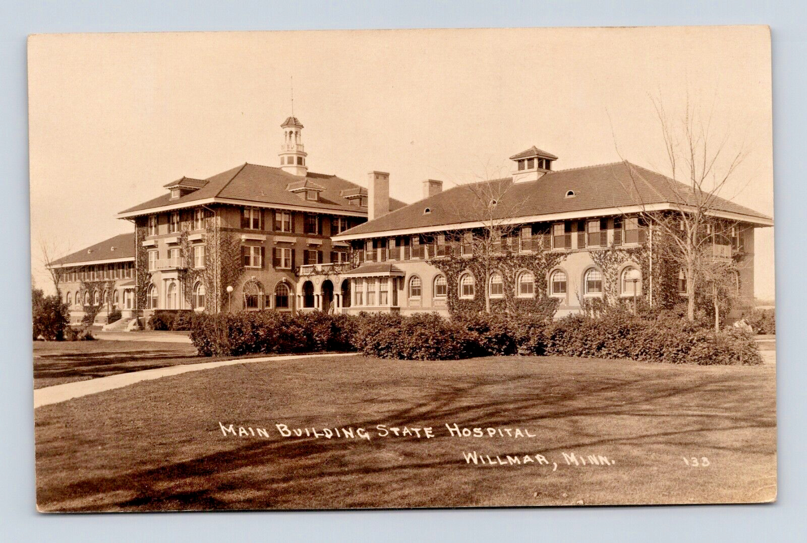 WILLMAR MN OLD VIEW OF THE MAIN BUILDING AT THE STATE HOSPITAL POSTCARD (H-33)
