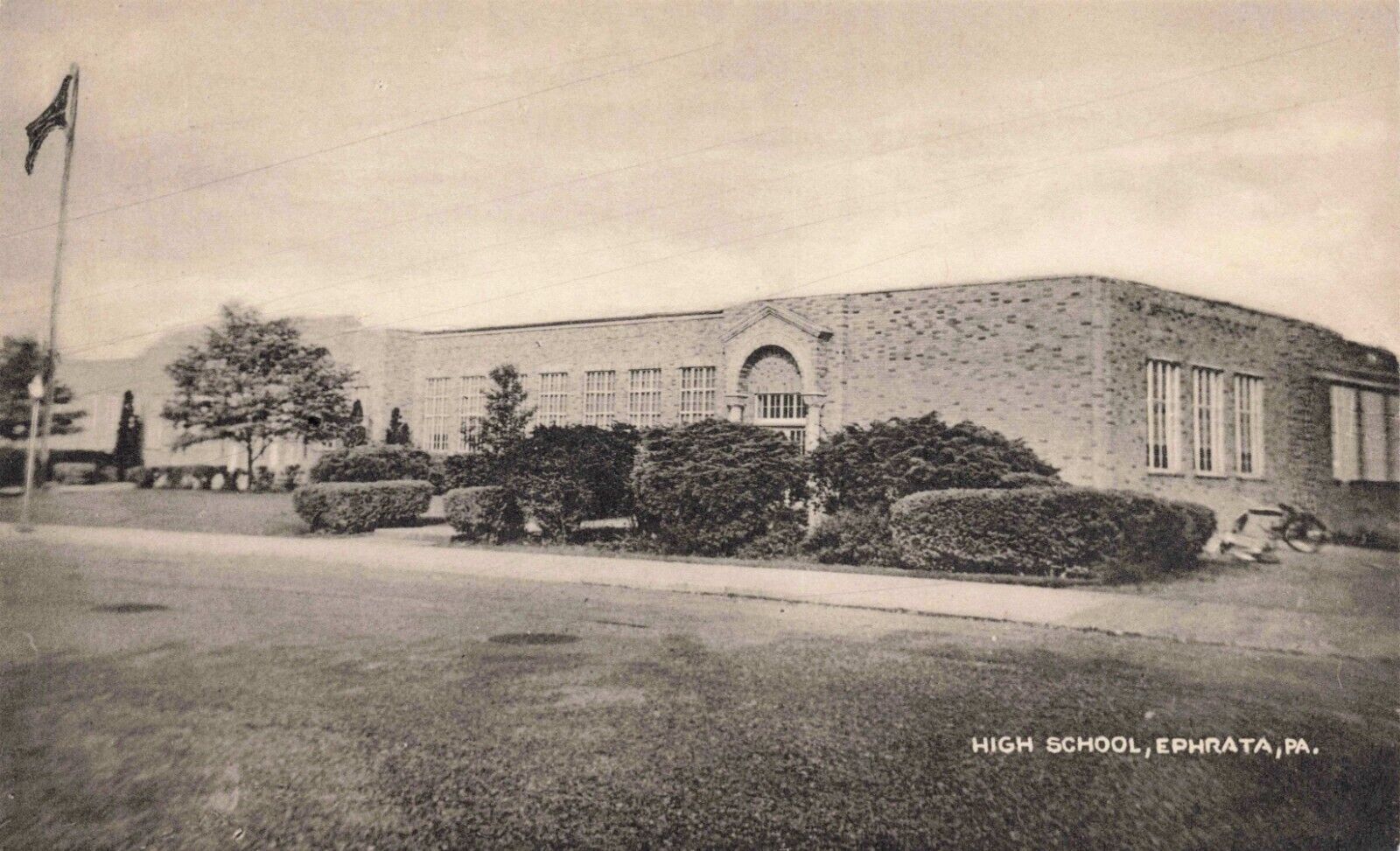 PA-Ephrata, Pennsylvania-View of the High School c1940\'s A39