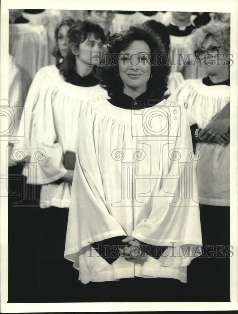 1988 Press Photo Dixie Carter sings solo on \