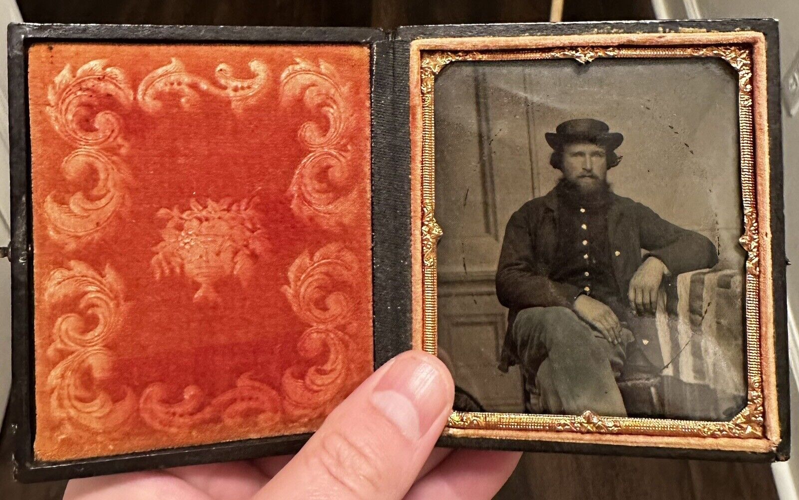 Civil War 1/6th Plate Image Of Soldier Posed Next To Flag