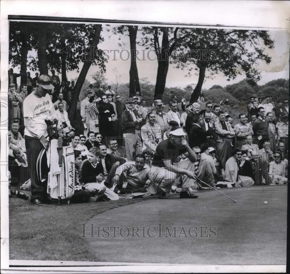 1956 Press Photo Gene Littler lines up a putt on the 13th green, New Rochelle NY
