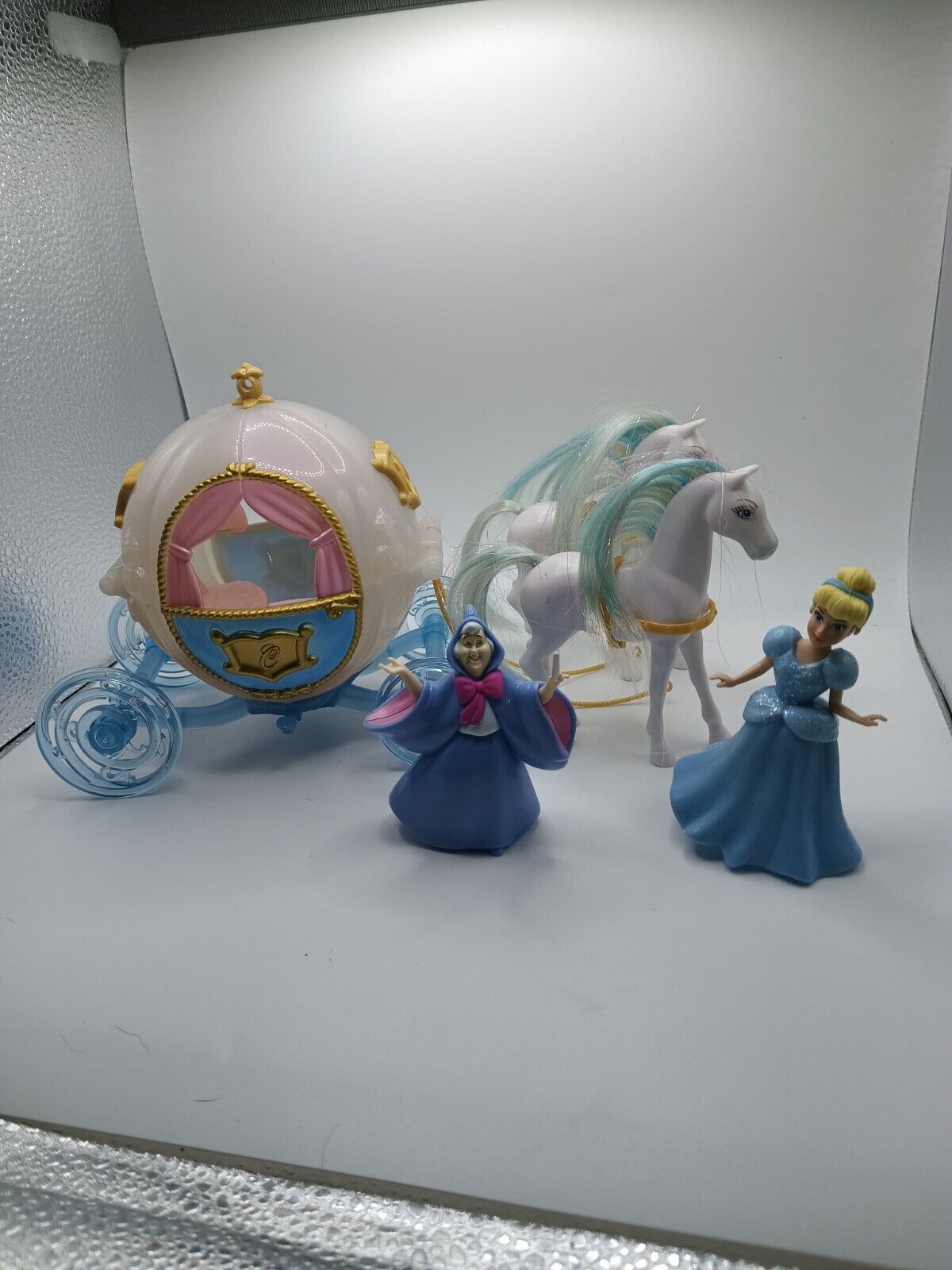 2009 Mattel Disney Princess Cinderella Magiclip Carriage Horses Dolls And Dress