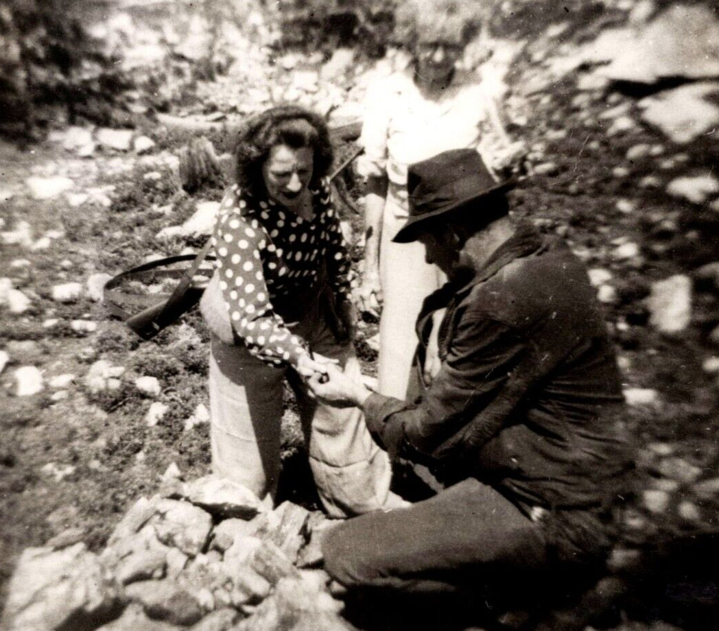 Vtg Photo - Indian Jones helping tourists collect rocks Nevada | 1958