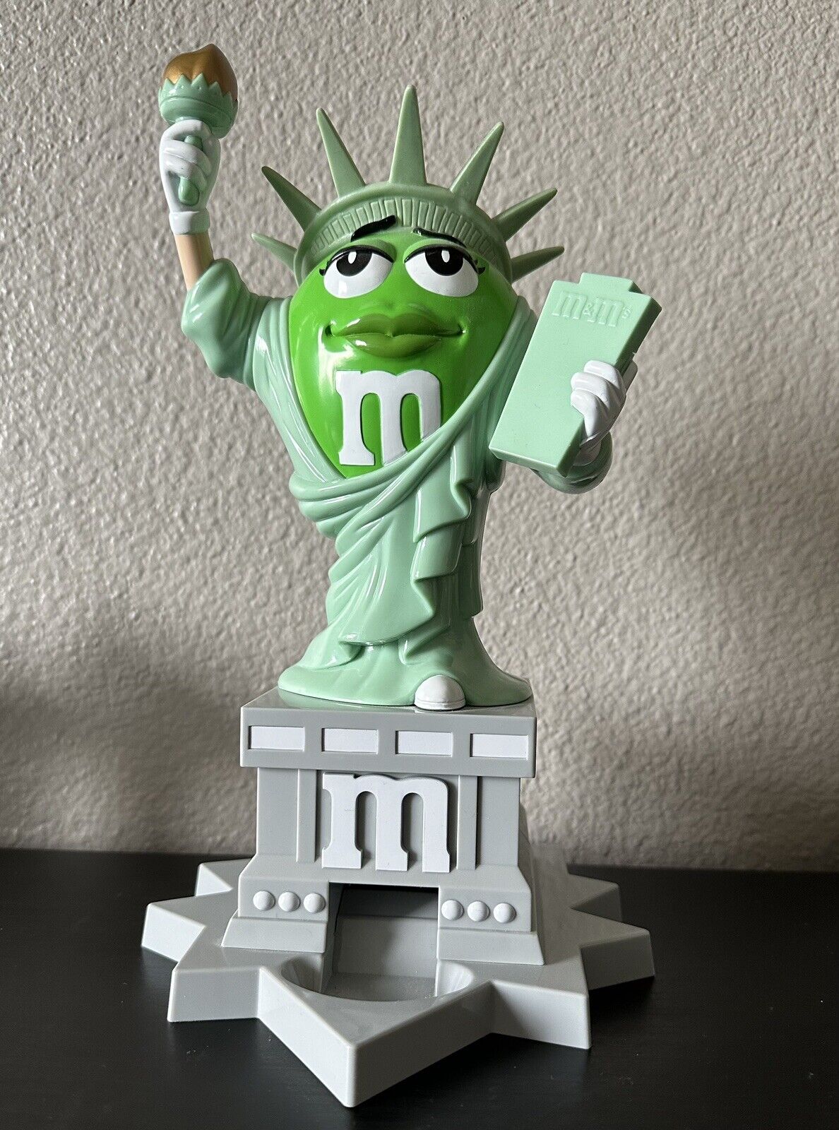M&M\'s MM World Ms. Statue of Liberty Dispenser Lady Green