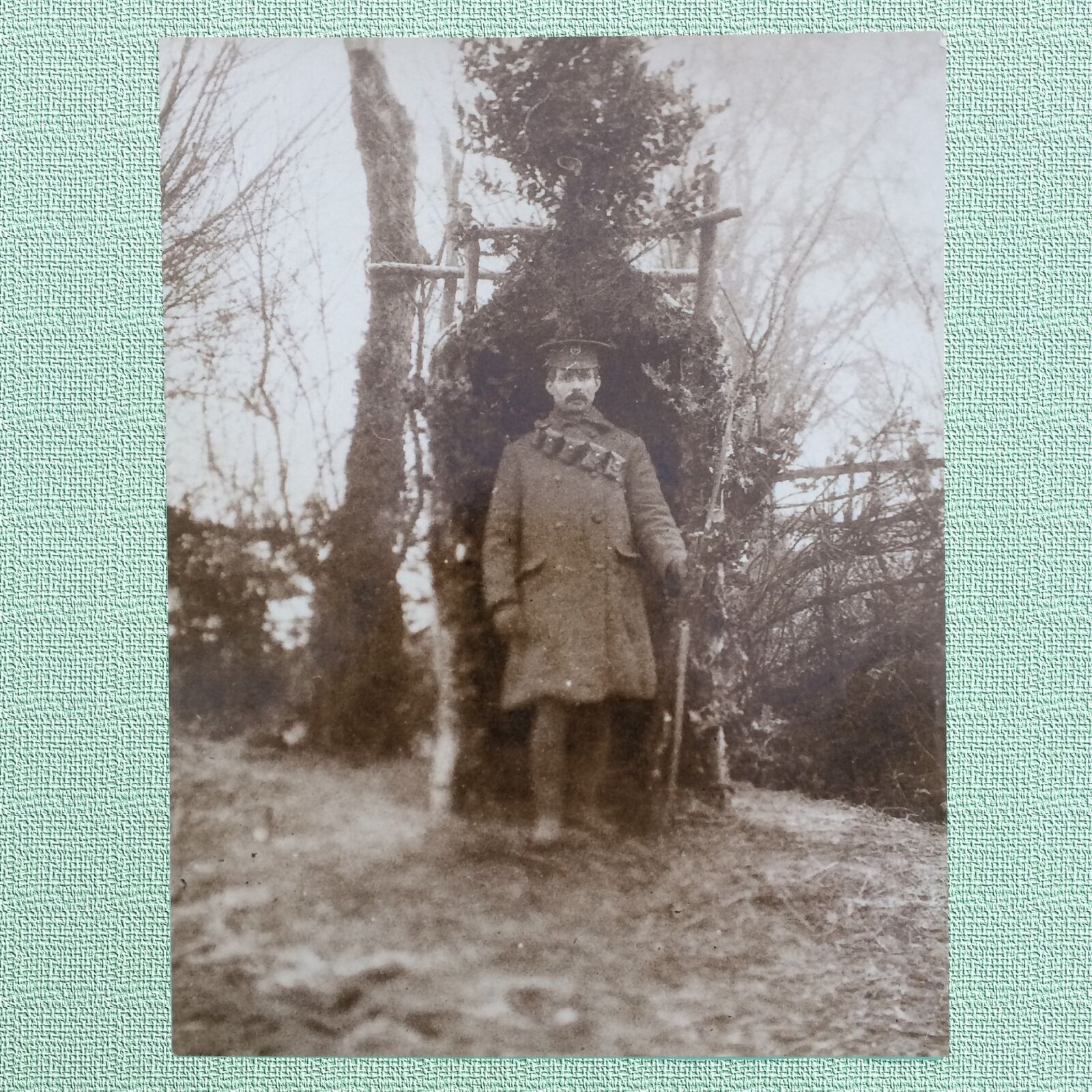 c1917 TYPE-1 PRESS PHOTOGRAPH, WWI SOLDIER STANDING GUARD BY MAKESHIFT HUT