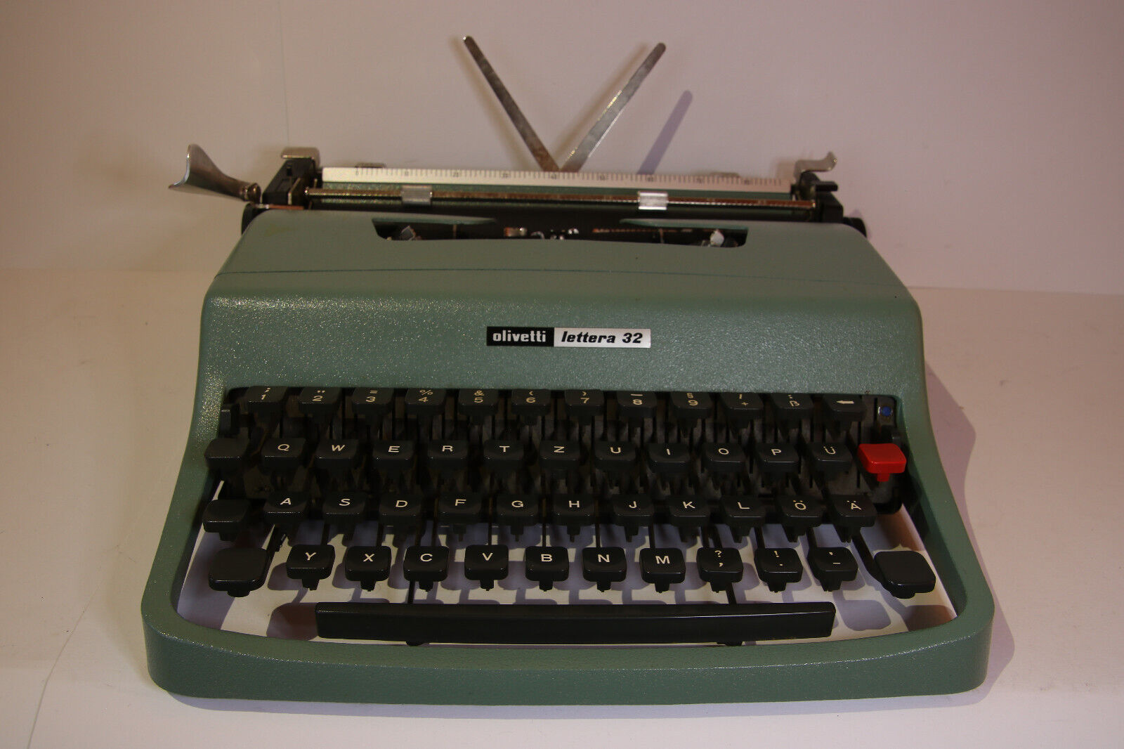 Vintage Olivetti Lettera 32 Mid Century 70s Portable typewriter v good/working
