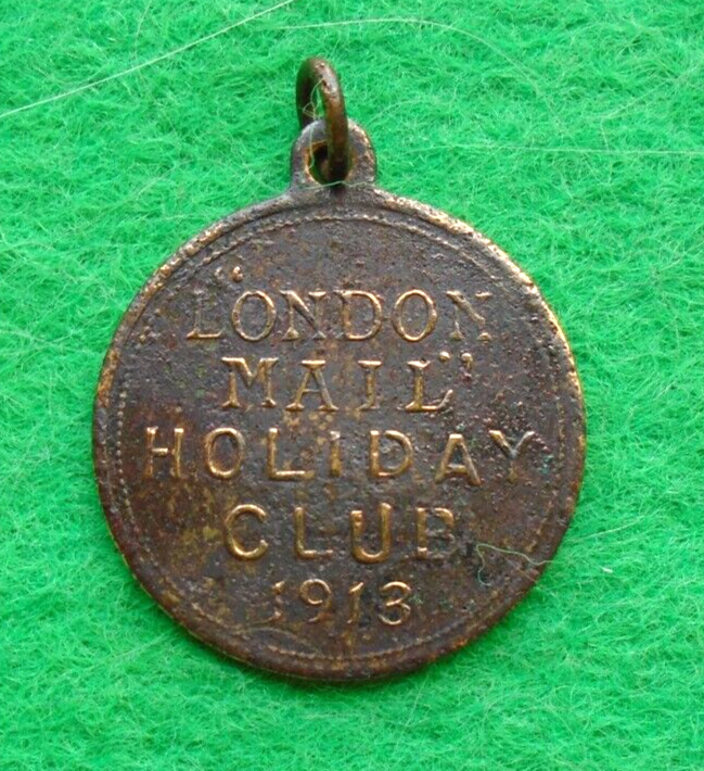 Vintage LONDON MAIL HOLIDAY CLUB MEMBERS BADGE 1913 24mm