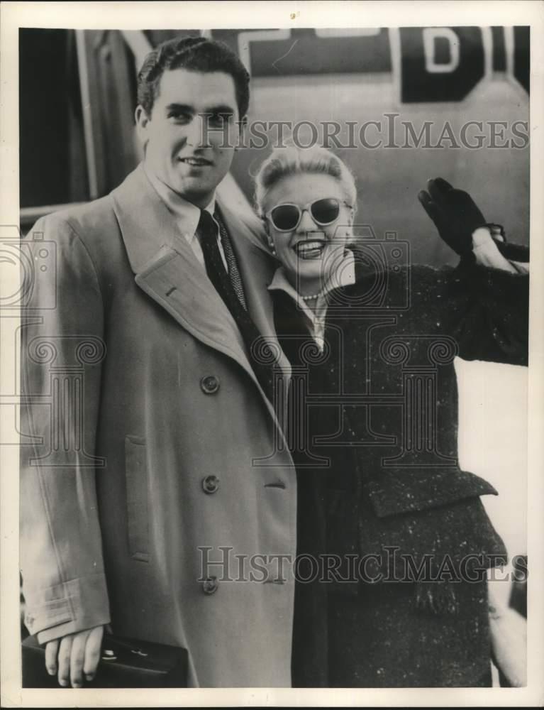 1954 Press Photo Ginger Rogers and Jacques Bergerac board plane in London.