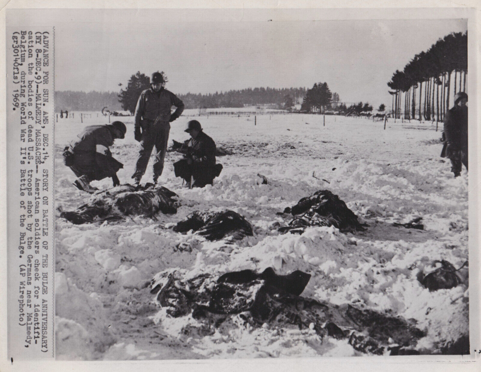 1969 Press Photo WWII U.S. Troops Search Bodies at Malmedy Massacre in 1944